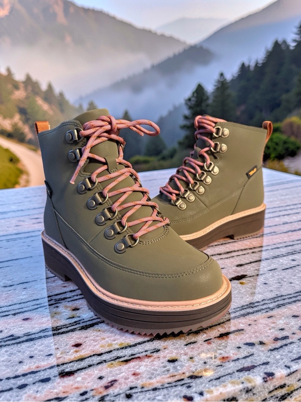 Teva NWT Midform Olive Green Lace-Up Hiking Boots with Pink Laces (SH466)